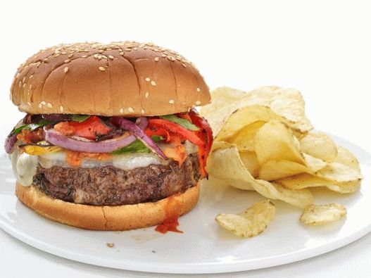 Foto hamburger con pepe e salsicce