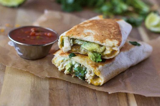 Foto di un burrito con pollo e avocado