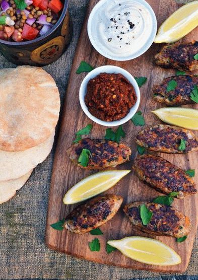 Foto di un panino grigliato con cotoletta d'agnello e salsa Muhammara