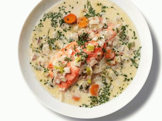 Foto di una zuppa di pesce con salmone e aneto in una pentola a cottura lenta