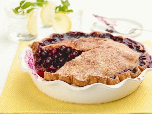 Foto Torta di mirtilli e limone su una torta al burro a strati