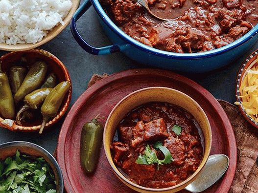 Foto di chili con carne cotta in un calderone