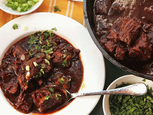 Foto di chili con carne con cioccolato e birra