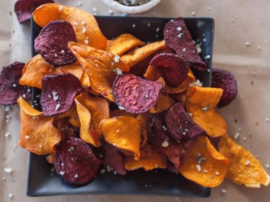 Foto patatine dolci e barbabietole con sale aglio e rosmarino