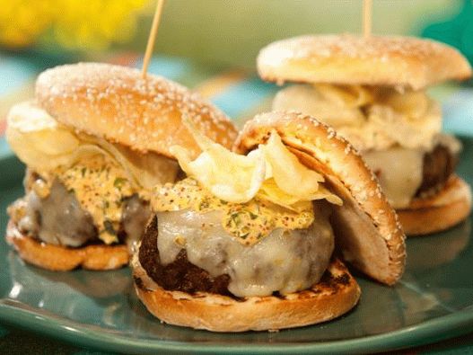 Foto cheeseburger con crema di formaggio