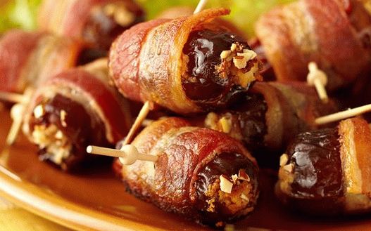 Date ripiene di mandorle e avvolte nella pancetta