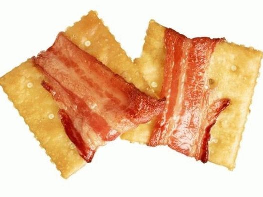 Cracker di sale marino avvolti nella pancetta