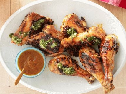 Foto di un pollo barbecue con peperoncino, salsa di mango e chimichurri