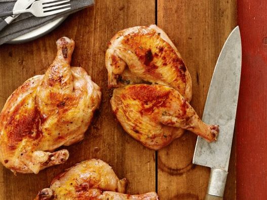 Foto tabacco di pollo in padella