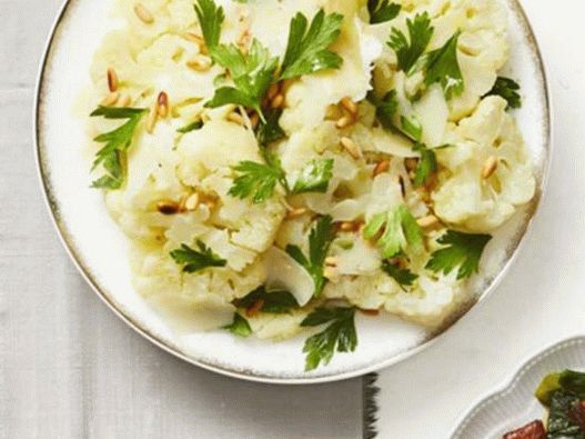 Foto di cavolfiore al vapore con pinoli