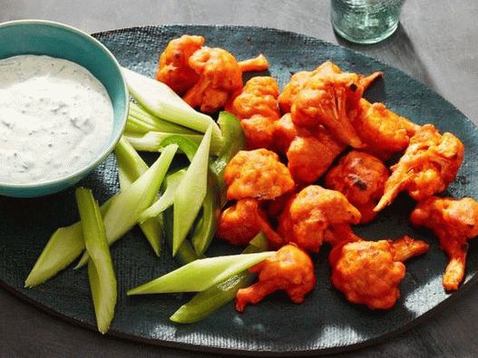 Foto di cavolfiore in pastella speziata con salsa di ranch allo yogurt