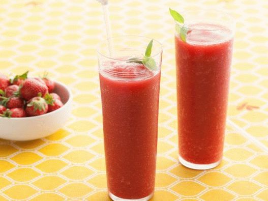 Foto di Daiquiri con fragole fresche, aceto balsamico e basilico