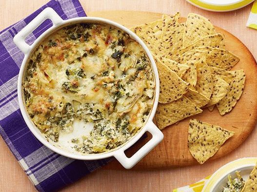 Salsa fotografica con carciofi e cavolo nero