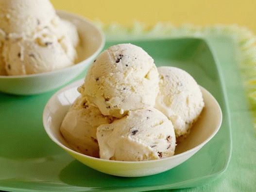 Foto gelato artigianale alla menta con caramelle