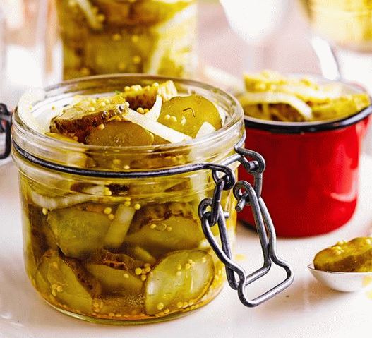 Foto Cetrioli fatti in casa marinati con fette di rafano Foto Cetrioli fatti in casa marinati con fette di rafano