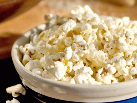 Foto popcorn fatti in casa con formaggio