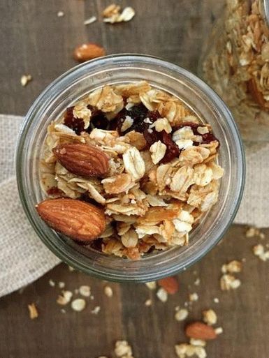 Foto granola fatta in casa con cocco e frutta secca