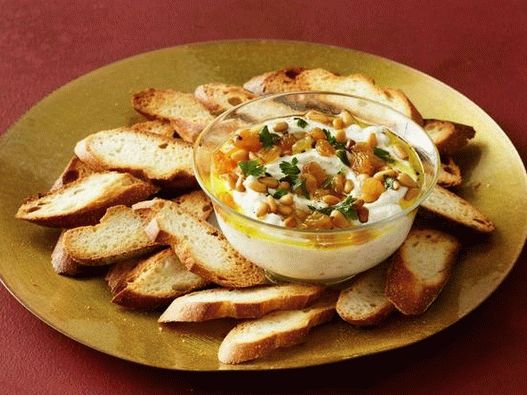 Dish Photography - Ricotta montata con uvetta e pinoli