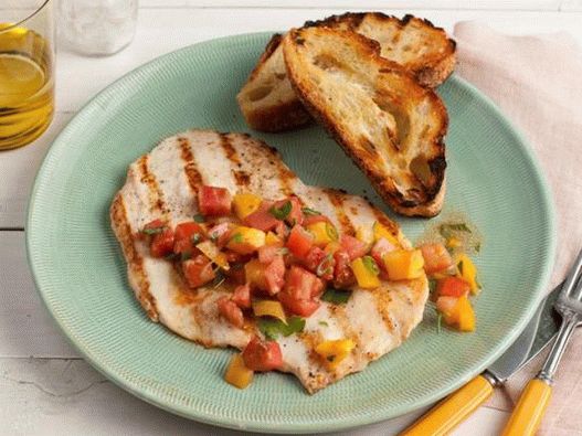 Foto di scaloppine di pollo alla griglia con insalata di pomodori e verdure