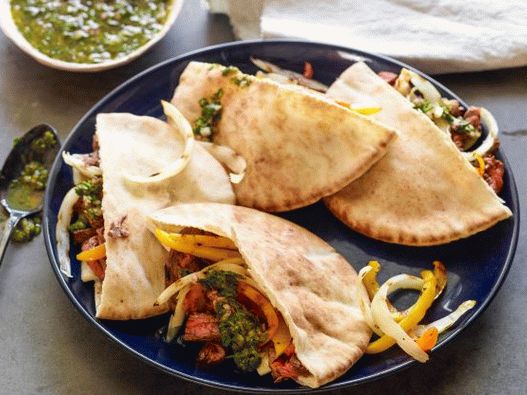 Foto di Fajitos con carne di manzo e salsa chimichurri