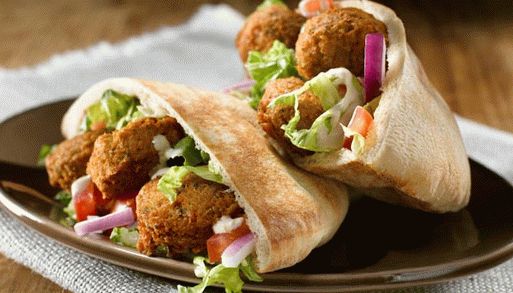 Foto Falafel con salsa di menta piperita in pita