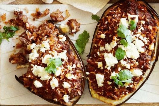 Foto farcita con pantofole di melanzane d'agnello (Melizanes Paputsakya)