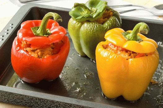 Peperoni ripieni di foto con funghi e riso