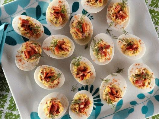Foto uova ripiene con senape e pancetta caramellata
