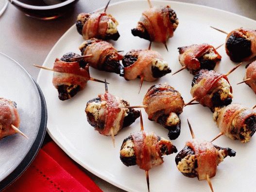 Foto di fichi ripieni avvolti in pancetta