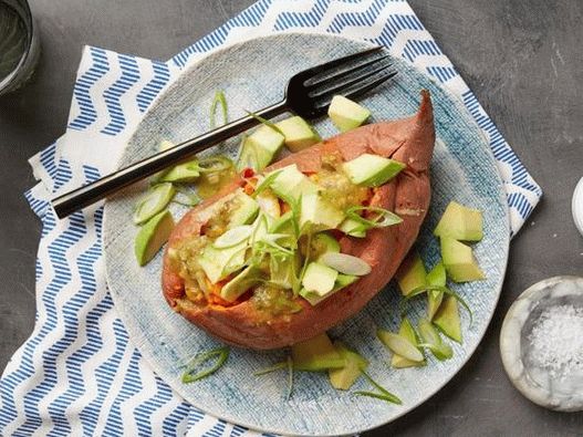 Foto di patate ripiene con pollo e avocado