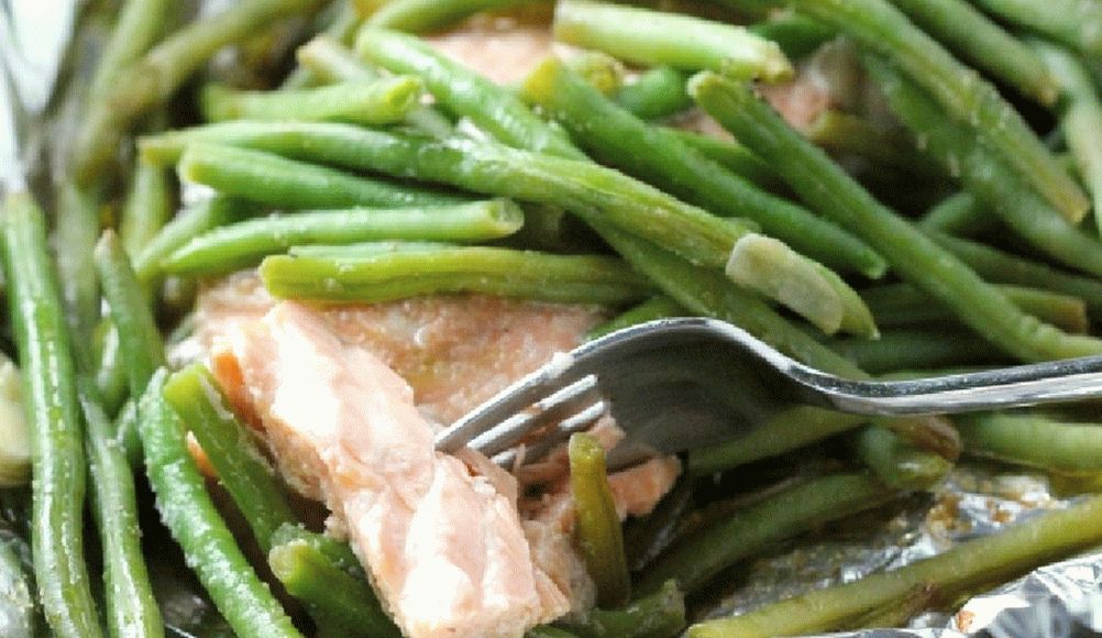 Fagioli con salmone in un foglio