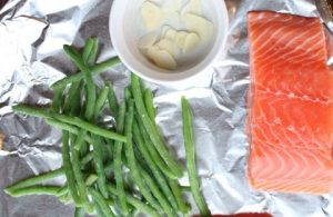 Fagioli con salmone in un foglio