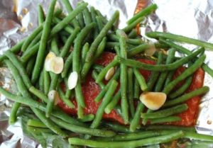 Fagioli con salmone in un foglio