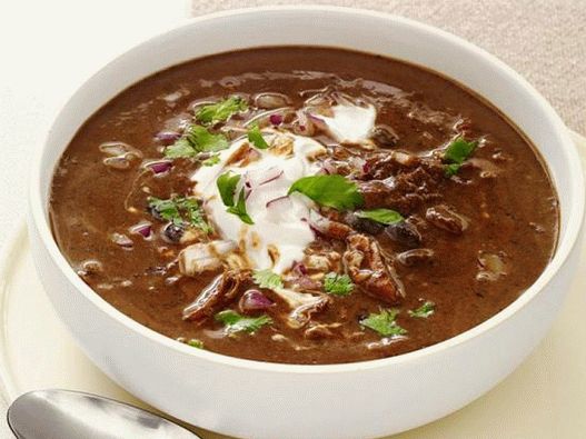 Zuppa di fagioli foto con tacchino in una pentola a cottura lenta