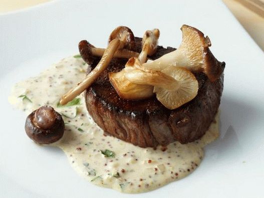 Foto filetto mignon con salsa cremosa di senape e funghi selvatici