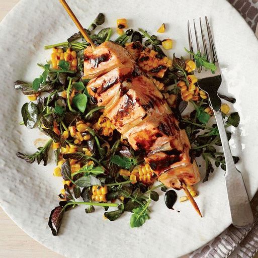 Foto di filetto di salmone su foglie di insalata con salsa di senape al miele