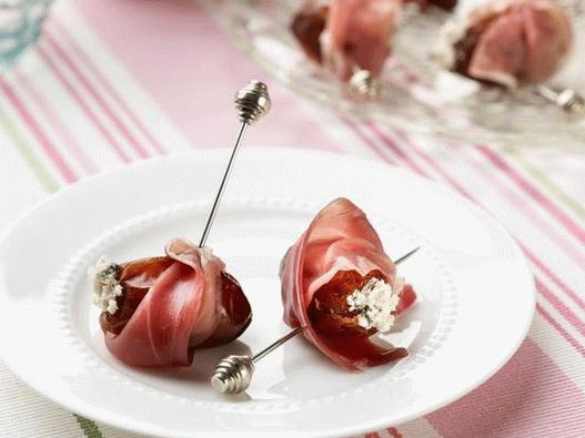 Date fotografiche ripiene di formaggio, avvolte nel prosciutto