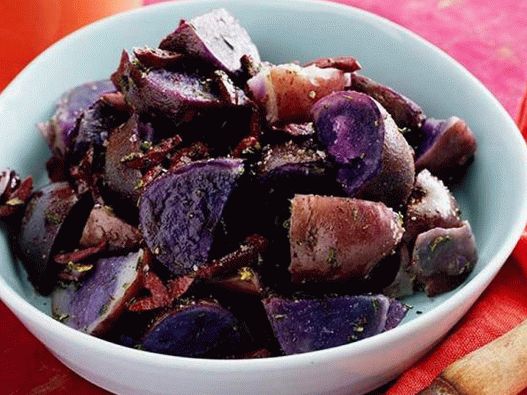 Foto patata di patate viola con rosmarino e olive