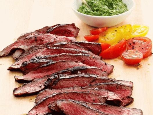 Foto di bistecca di fianco alla griglia con capperi e acciughe