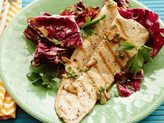 Foto di trota alla griglia con salsa di arance e mandorle Foto di trota alla griglia con salsa di arance e mandorle