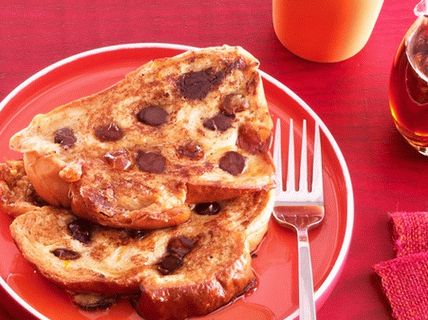 Foto toast alla francese con cioccolato e datteri