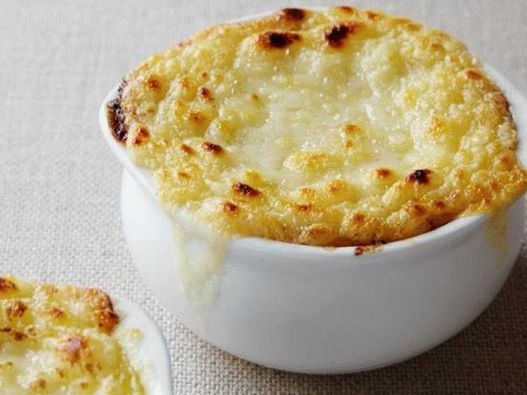 Foto zuppa di cipolle francese sotto un tappo di pane