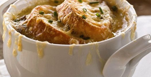 Foto Zuppa di cipolle francese con funghi