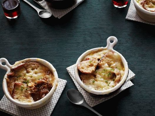 Foto zuppa di cipolle francese con costolette in umido