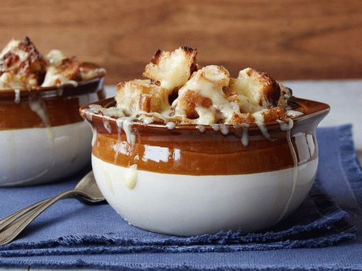 Foto zuppa di cipolle francese in vaso