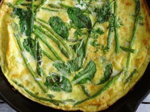 Foto di fritte con lattuga precoce e asparagi