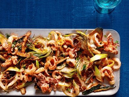 Foto di fritto mysto di calamari e verdure