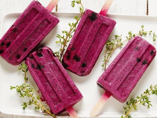 Foto Ghiaccio alla frutta con mirtilli, timo e latte condensato