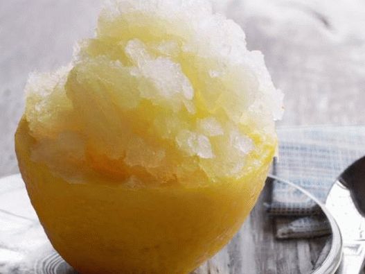 Foto Ghiaccio alla frutta di limonata al basilico