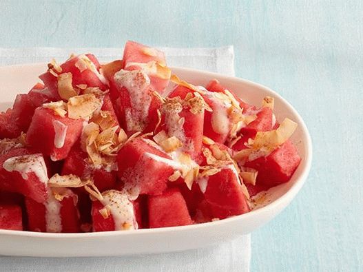Foto macedonia di frutta con anguria e cocco